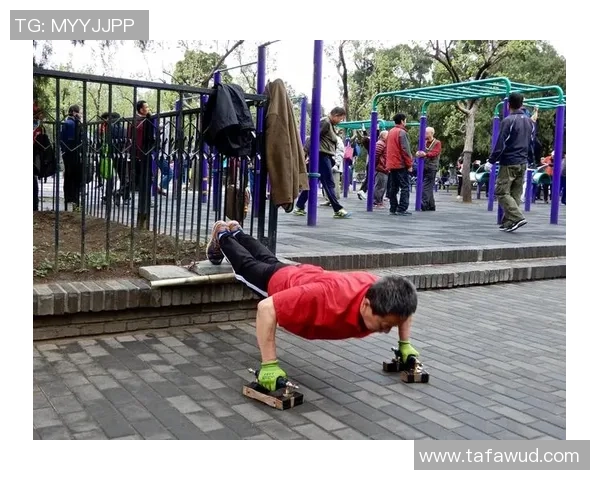 花式足球明星化身老人挑战极限技艺展现不一样的青春活力 花式足球明星化身老人挑战极限技艺展现不一样的青春活力