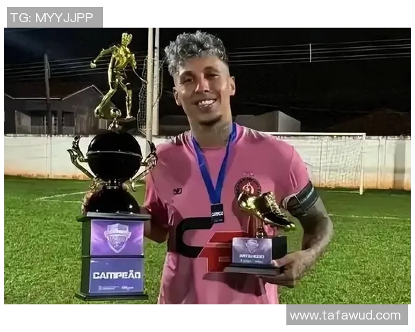 足球明星与球迷互动意外事件引发热议手机被打飞瞬间成焦点